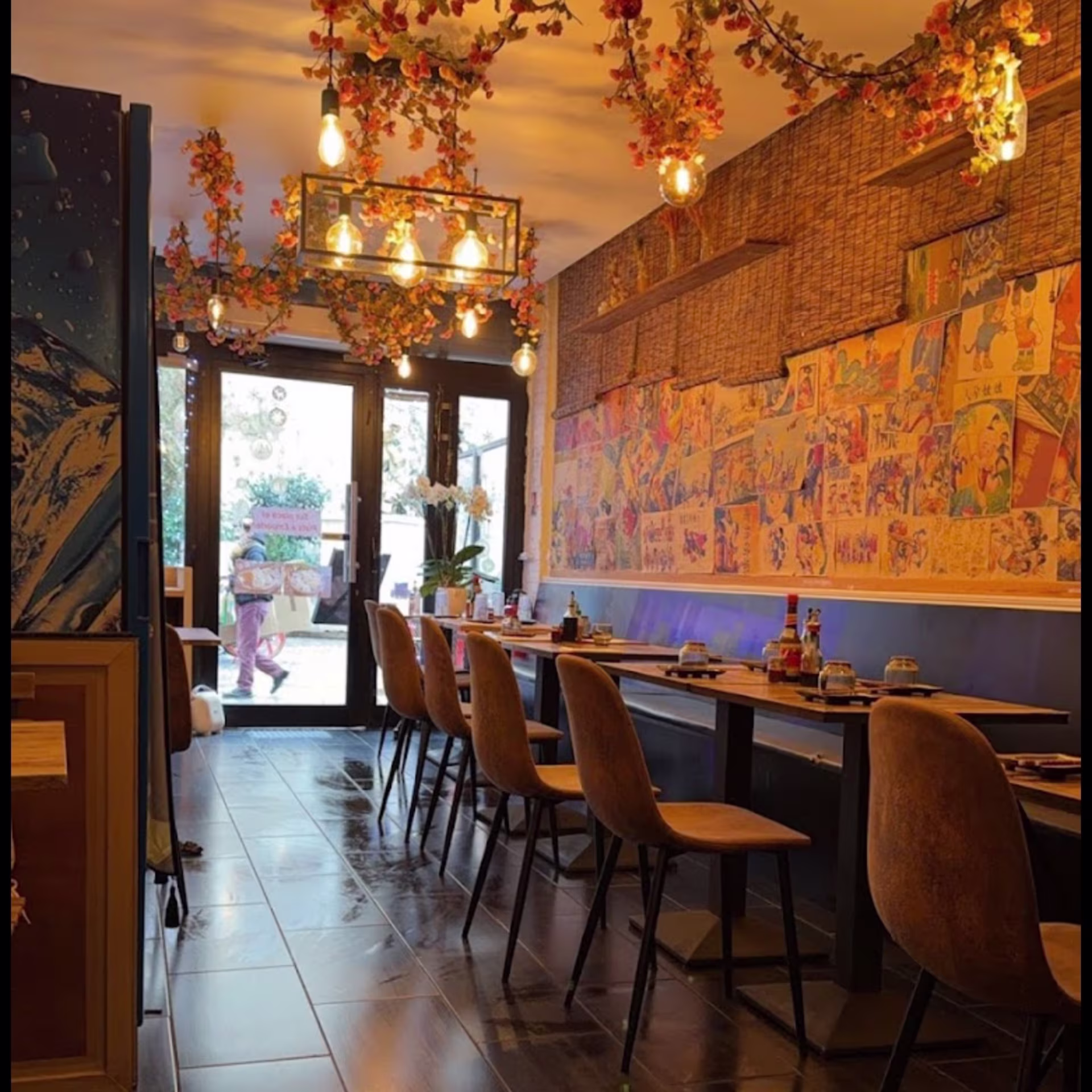 Intérieur du restaurant, ambiance chaleureuse et moderne