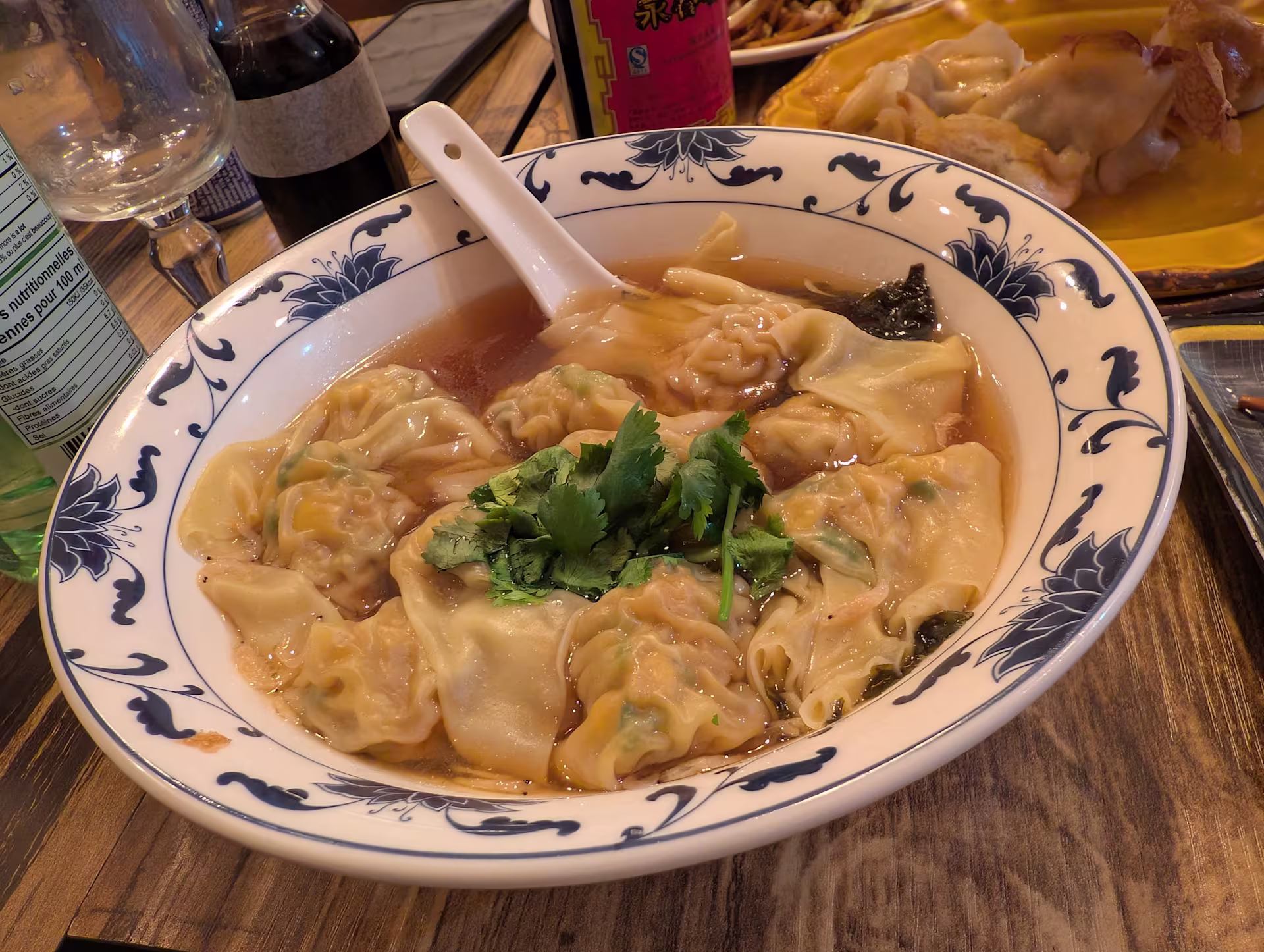 Raviolis dans un bouillon savoureux garni de coriandre