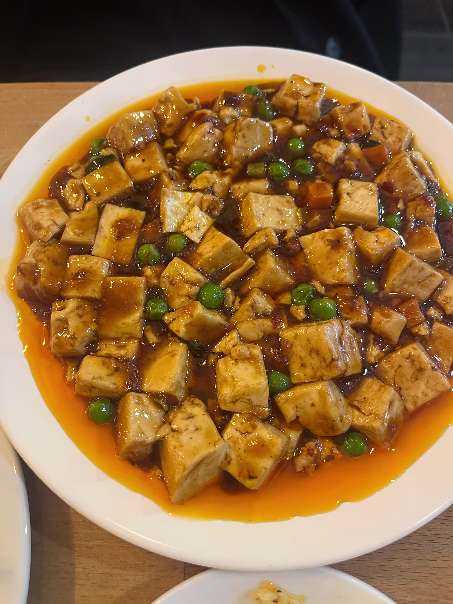 Tofu sauté dans une sauce épicée brillante
